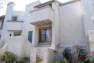 Building Photo - Woodlands in La Jolla  2 bedroom 1 bath to...