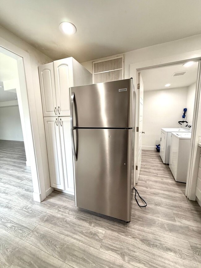 Building Photo - Stylish 2-Bed Tacoma Home