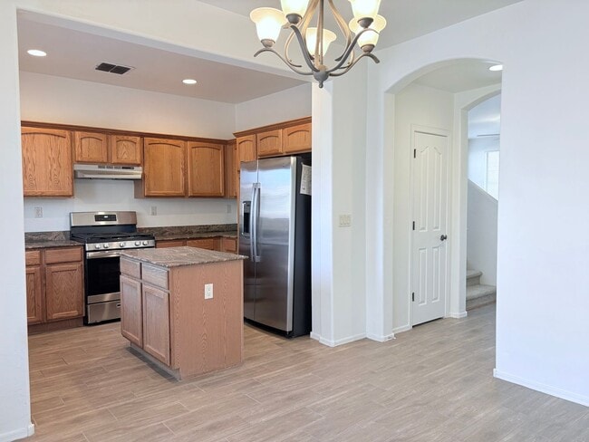 Building Photo - 4 bed/3bath in desirable Paseo Del Rio Community