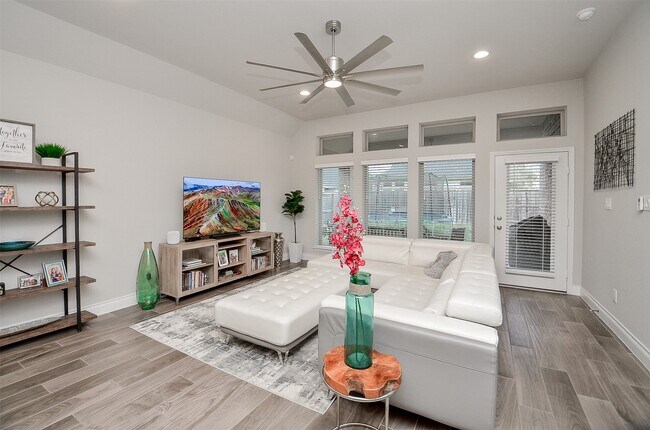 Building Photo - 6926 Myrtle Dr