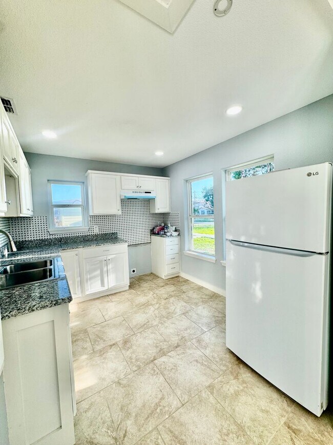 Building Photo - New Rental! Updated 2-bedroom located in a Southside Neighborhood!