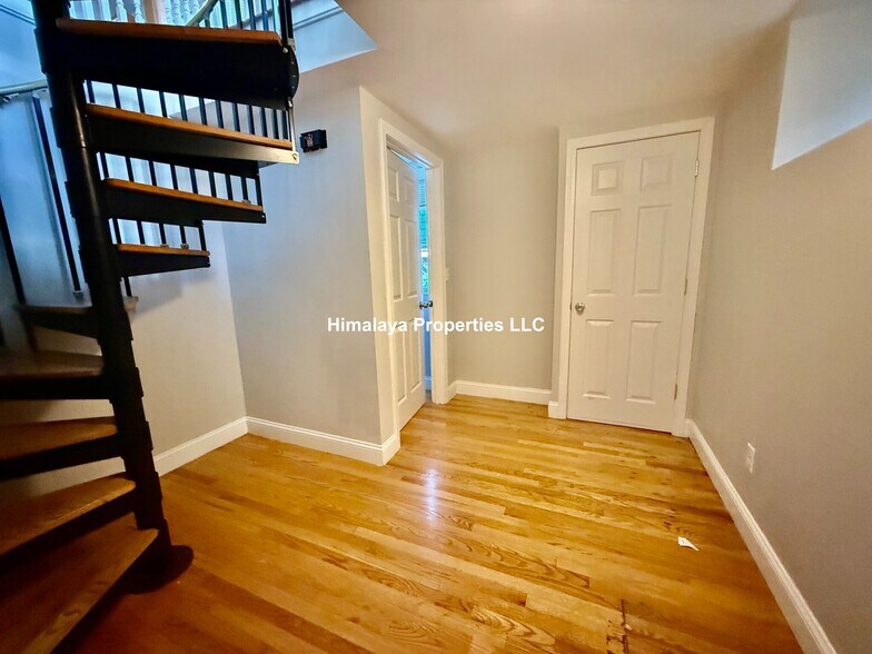 Building Photo - 224 Calumet St