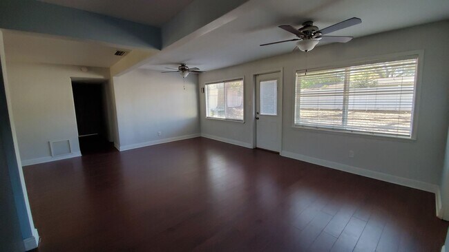 Building Photo - Updated 3 Bedroom 2 Bath Home