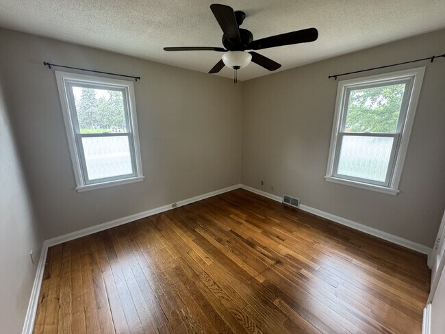 Building Photo - Charming 4-Bed Home with Gleaming Hardwood Floors, fully fenced backyard - 1500 Sq Ft in Minneapo...