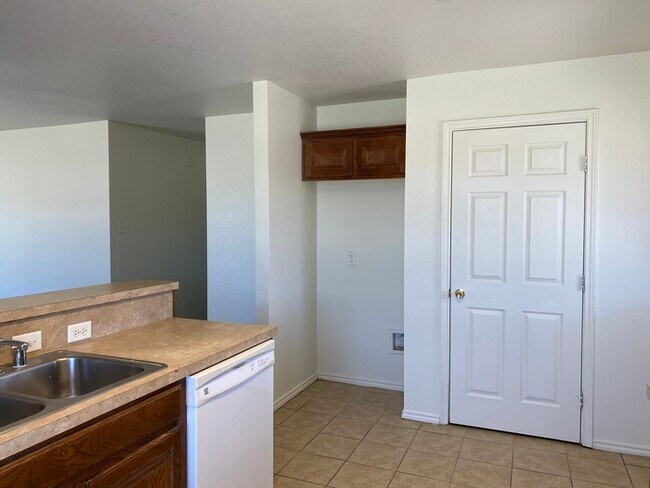 Building Photo - 3 bed 2 bath home, large backyard!