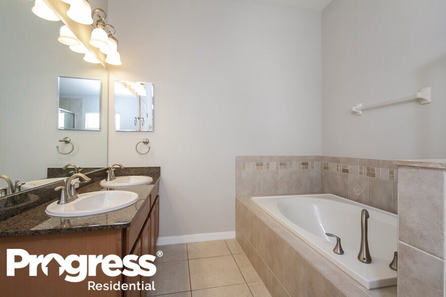 Building Photo - 11611 Addison Chase Dr