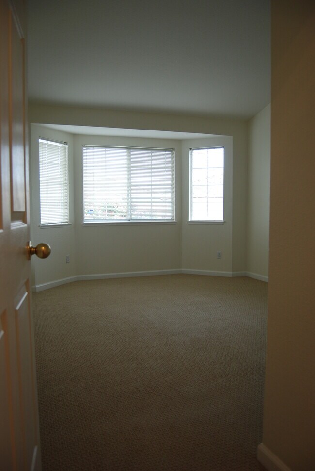 Building Photo - 930 Owens Lake Dr