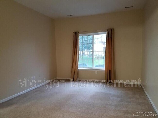 Building Photo - 9521 Lakeside Dr