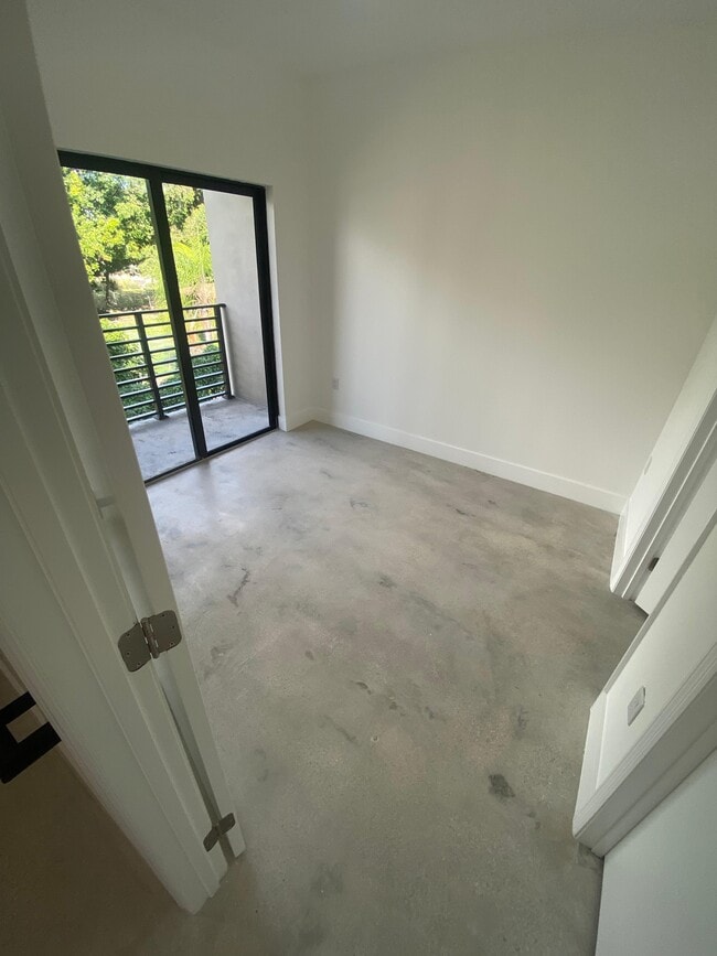 Building Photo - Elegworld 6233 NW