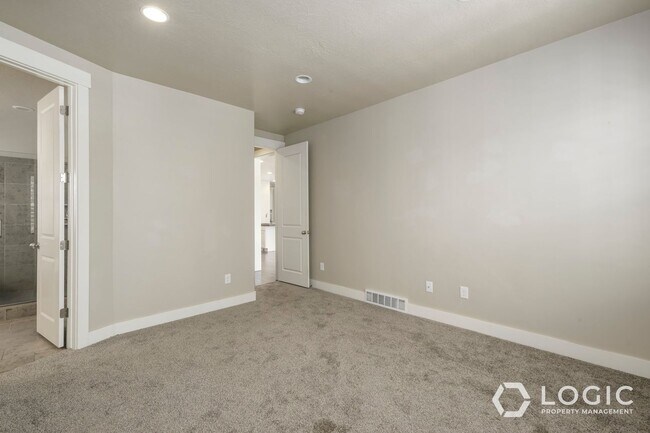 Building Photo - 2263 4160 S