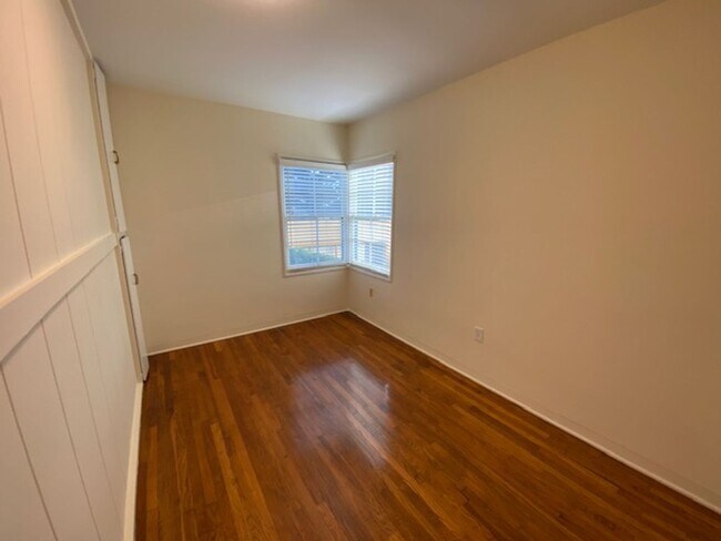 Building Photo - 916 Lighthouse Ave