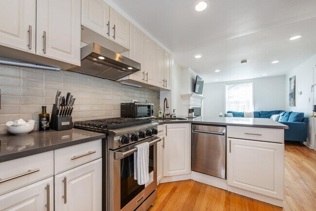 Building Photo - 146 Sussex St