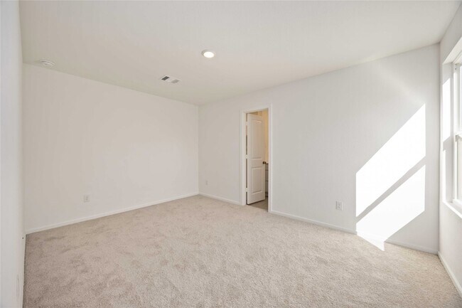 Building Photo - 905 Pertuso Ln