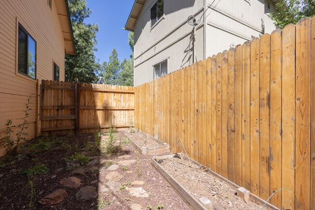 Building Photo - 335 Sandia Cir