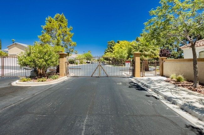 Building Photo - Peccole Ranch 3 Bed 2 Bath Gated Ascot Park Beauty