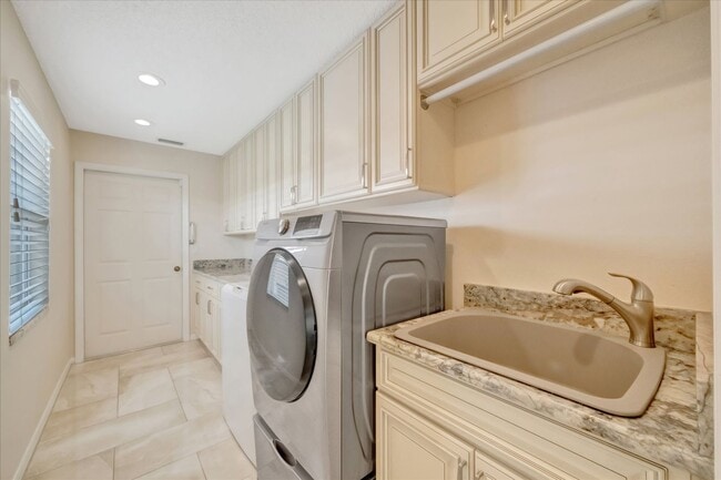 Building Photo - 3BR/2.5BA Private Pool Home | Chestnut Creek Community in Venice