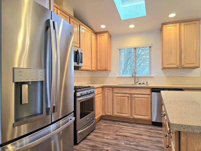 Building Photo - Spacious Home in Lake Stevens Available Now!  Pet Friendly