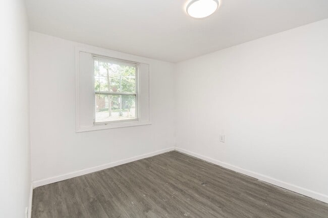 Building Photo - Amazing 3 Bedroom 1 Bathroom Home
