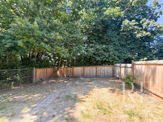 Building Photo - 2090 NE Green Glen Ln