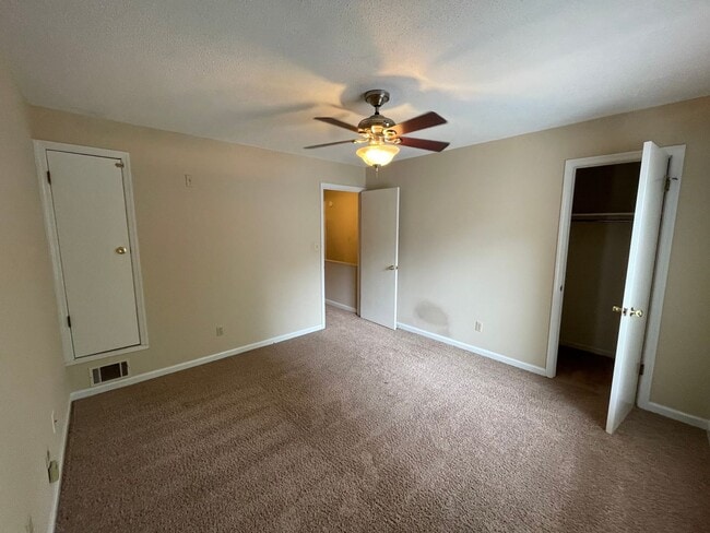 Building Photo - 2 Bedroom, 1 Bath Townhome Minutes from AU and Downtown!