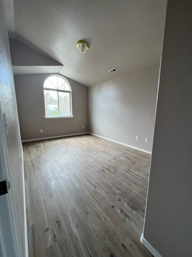 Building Photo - 3 Bedroom, 2.5 Bathroom Townhouse - Near O...