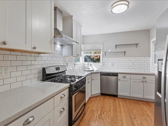 Building Photo - Sunny & Bright Bungalow in King Estates