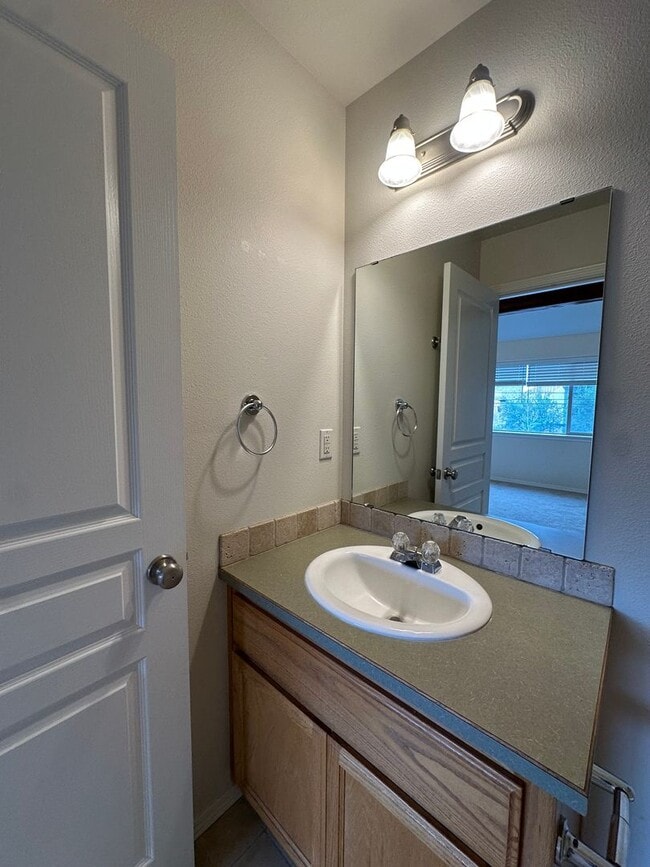 Building Photo - 25 SW Roosevelt Ave