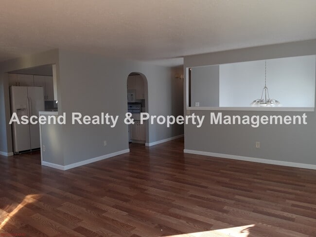 Building Photo - 4 Bed on Cul de Sac, Fenced Yard, Quick Access to Schools, Outlet Mall, Troutdale Station Food Ca...