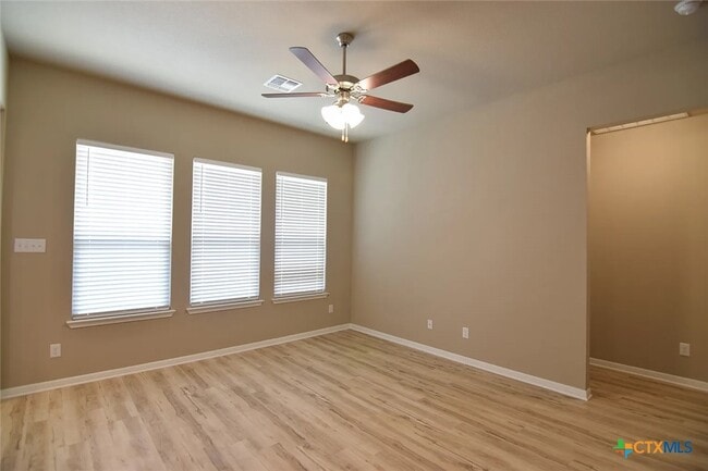 Building Photo - 1040 Lakeway Crossing Dr