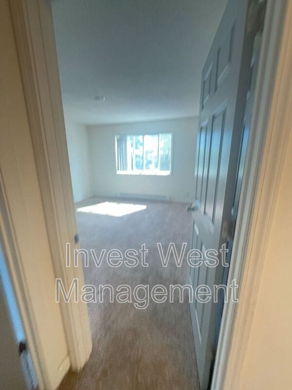 Building Photo - 1950-1933 33rd Ave