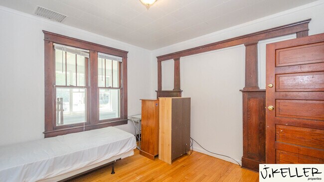 Building Photo - 931 Dewey Ave