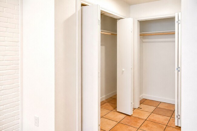 Building Photo - 2744 Briarhurst Dr