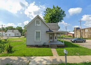 Building Photo - 4 Bedroom Near Downtown