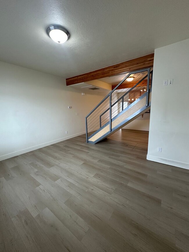 Building Photo - 2 bedroom, 2.5 bathroom townhome at Lincol...