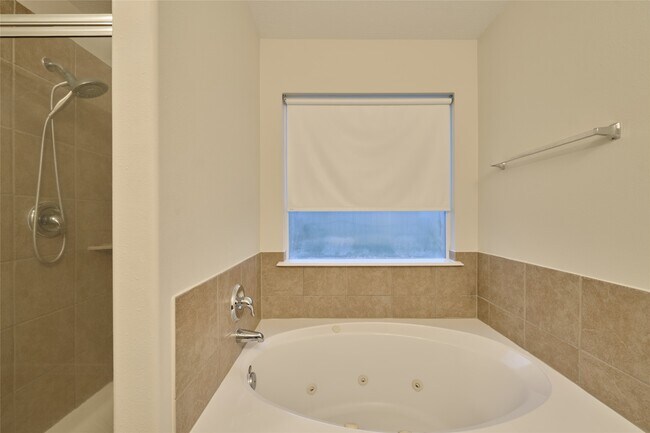 Building Photo - 12515 Lakeshore Dr