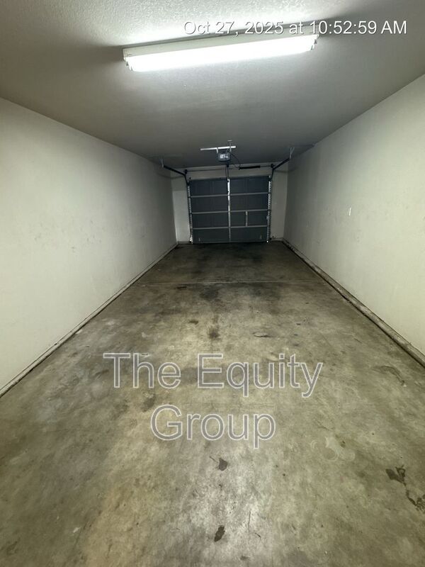 Building Photo - 2752 W Oriole Ave