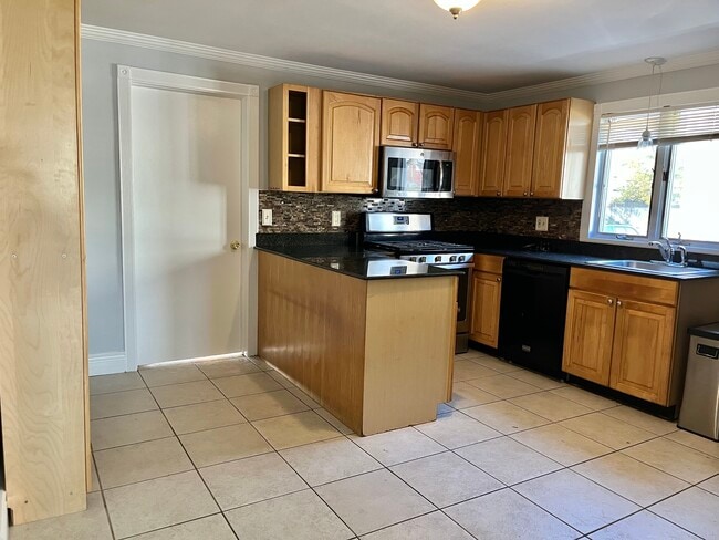 Building Photo - 265 Sylvan St