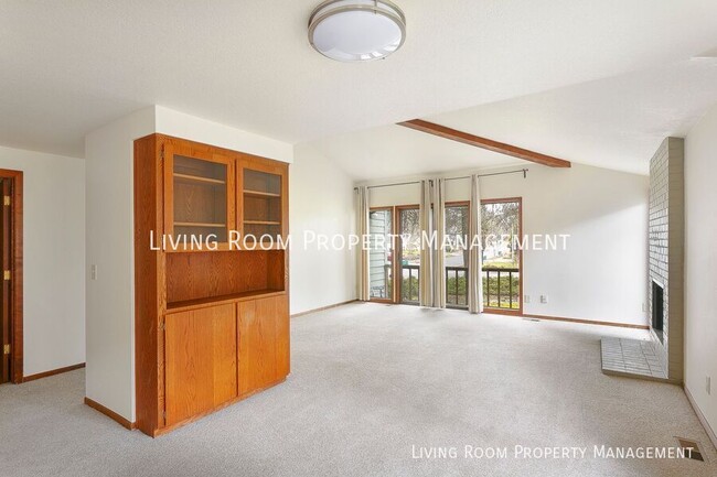 Building Photo - Spacious & Stylish Townhome in Desirable V...