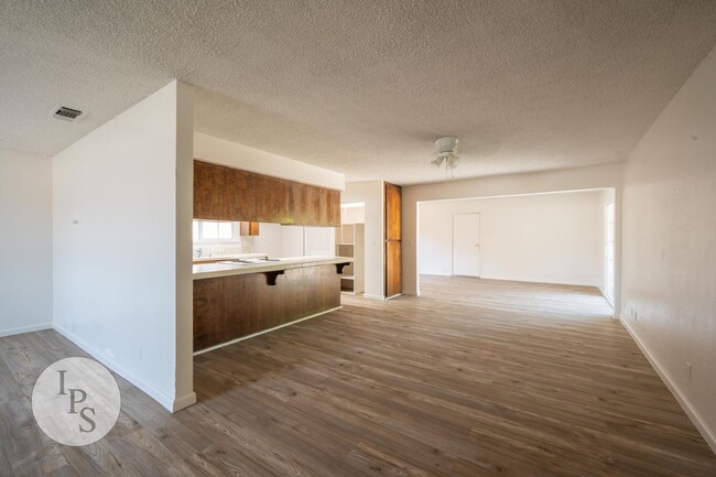 Building Photo - Kerman Westside Large 3 Bedroom Home, Bran...