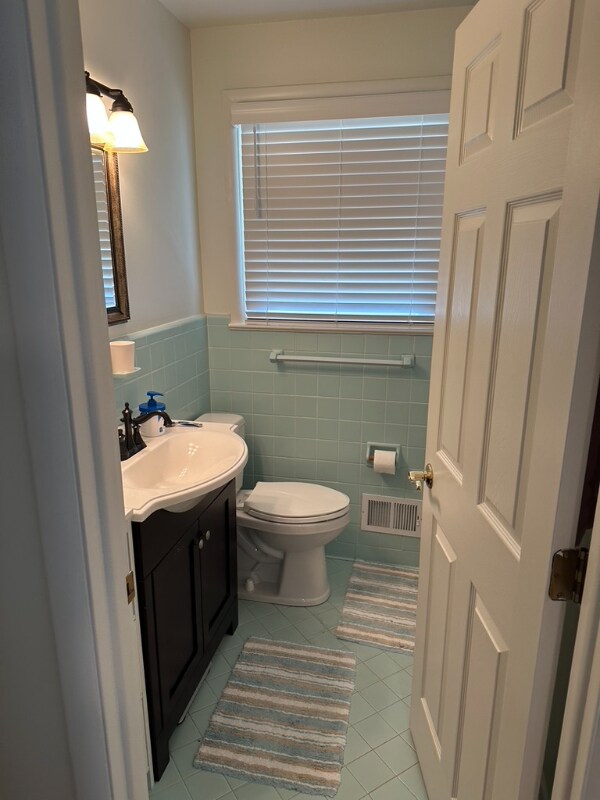 Building Photo - 749 Poinsettia St