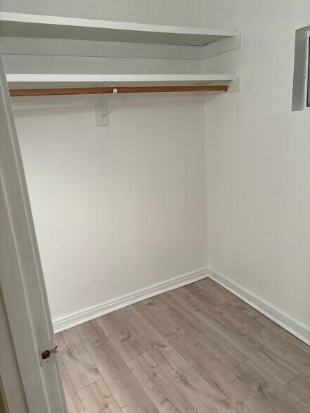 Walk in cliset - 3334 Altura Ave