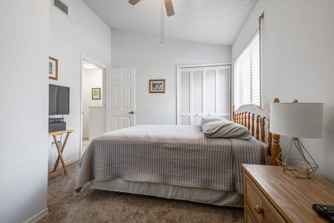 Building Photo - 603 Shorewood Dr