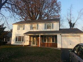 Building Photo - 3 bed 2.5 bath updated colonial