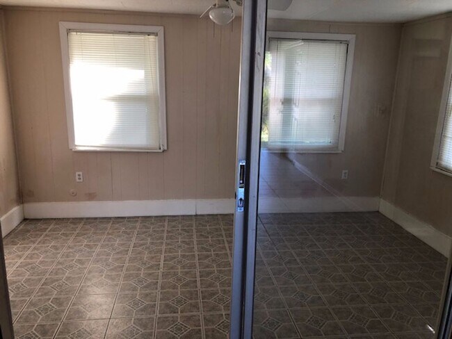 Building Photo - 3 Bed 1 Bath Home | Pet Friendly | Carport...