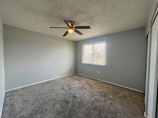 Building Photo - 2567 Rainbow Dr