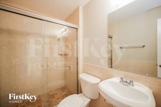 Building Photo - 652 Keller St E