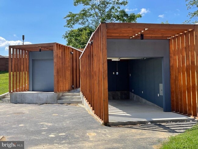 Building Photo - 6505 Fairland St