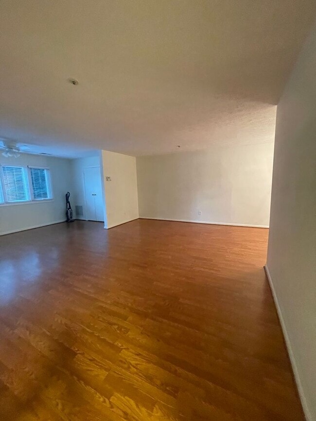 Building Photo - VERY SPACIOUS CONDO ON 3RD FLOOR WITH ELEV...