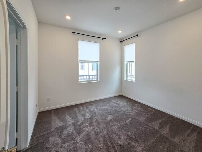 Building Photo - Highly upgraded townhome in Carlsbad