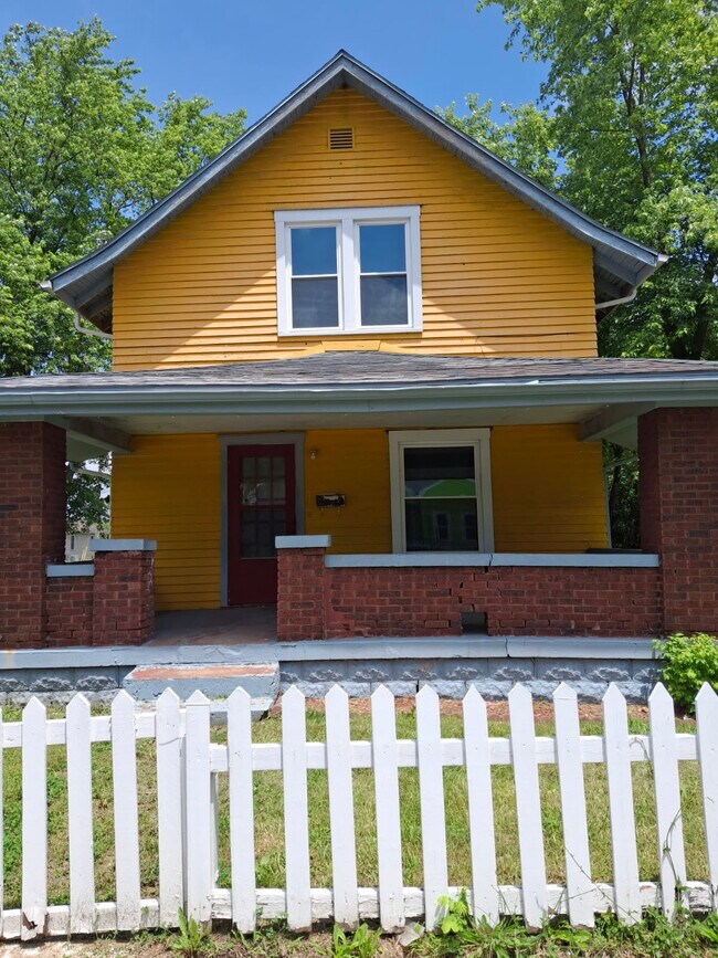 Primary Photo - 132 W 3rd St